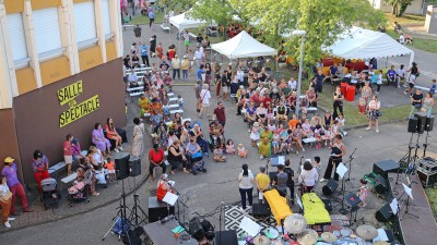 revue-sur-mesure-les-tiers-lieux-solidaires-des-lieux-culturels-comme-les-autres_photo-1_fete_des_grandes_voisines_26_6_2024celine_vautey.jpg