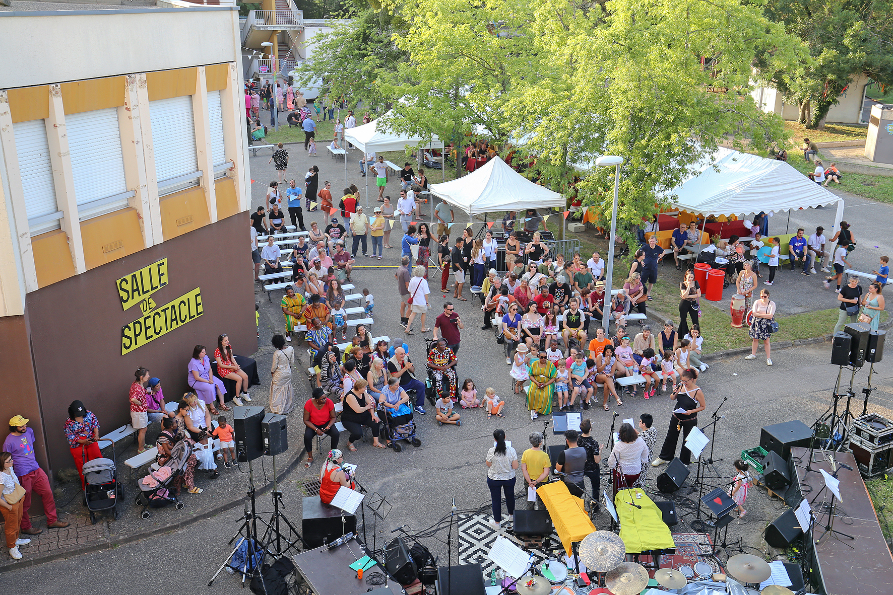 revue-sur-mesure-les-tiers-lieux-solidaires-des-lieux-culturels-comme-les-autres_photo-1_fete_des_grandes_voisines_26_6_2024celine_vautey.jpg