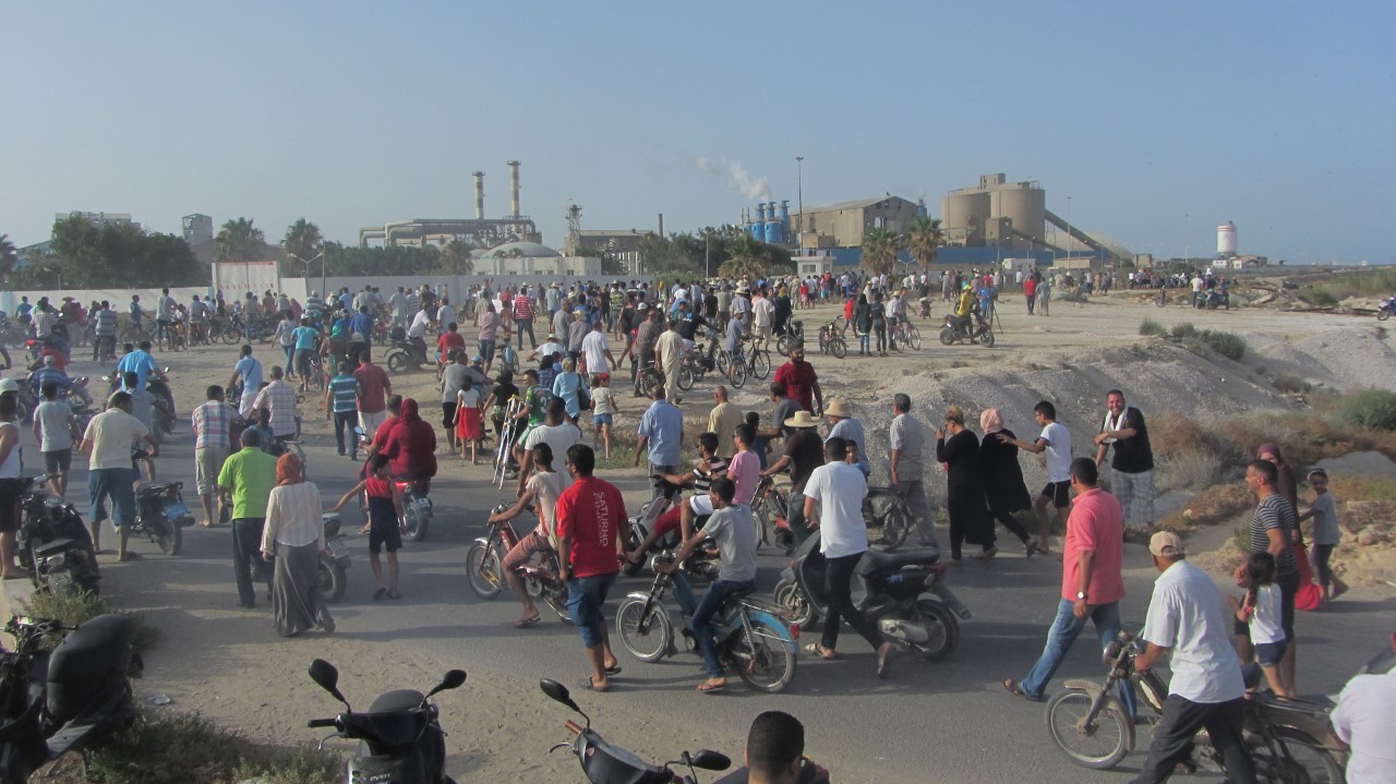 revue-sur-mesure-mobilisations-sociales-en-tunisie_marche-du-mouvement-saker-lemsab.jpg