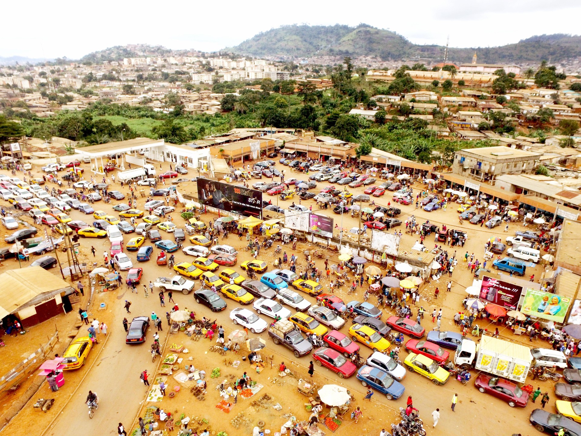 revue-sur-mesure-regards-sur-les-zones-d-activites-economiques_jieutsa-junior.jpg