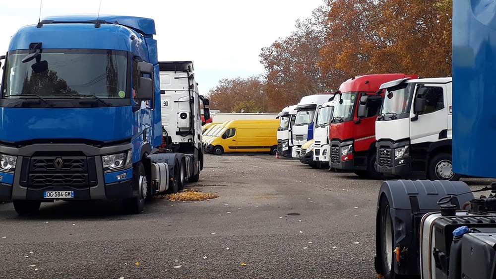 revue-sur-mesure-sur-la-route-toute-la-sainte-journee_camions_cite-berliet_ordonneau.jpg