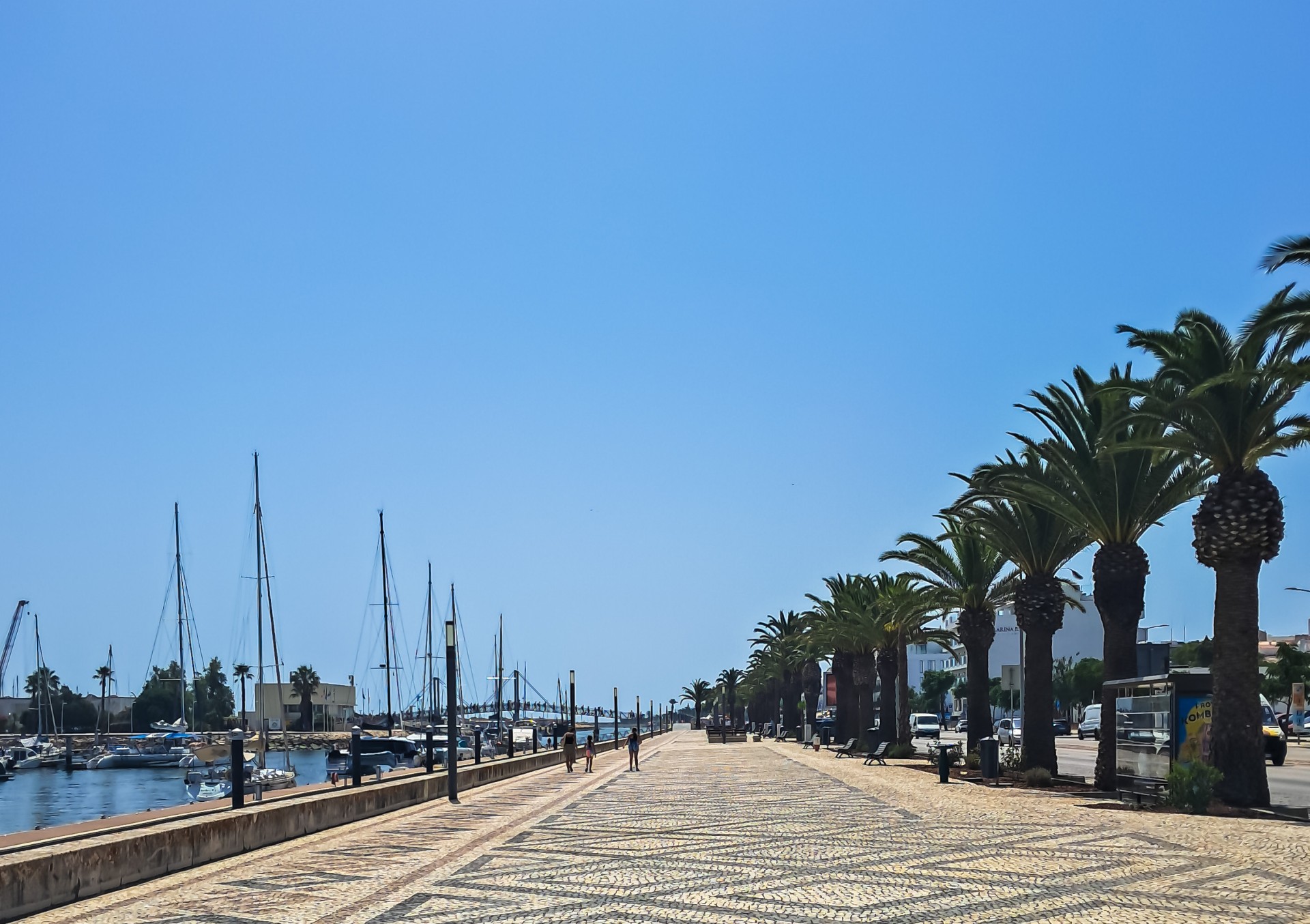 revue-sur-mesure-sur-ma-route-entre-soleil-et-tourisme-en-algarve_couv.jpg