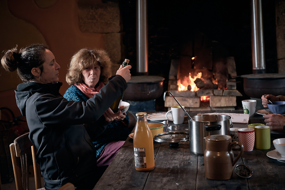 revue-sur-mesure-tiers-lieu-photographier-un-mouvement-en-equilibre_les-benevoes-de-l_ecocentre-tregor-partagent-un-moment-de-conviviaite-autour-d_un-repas_edited.jpg